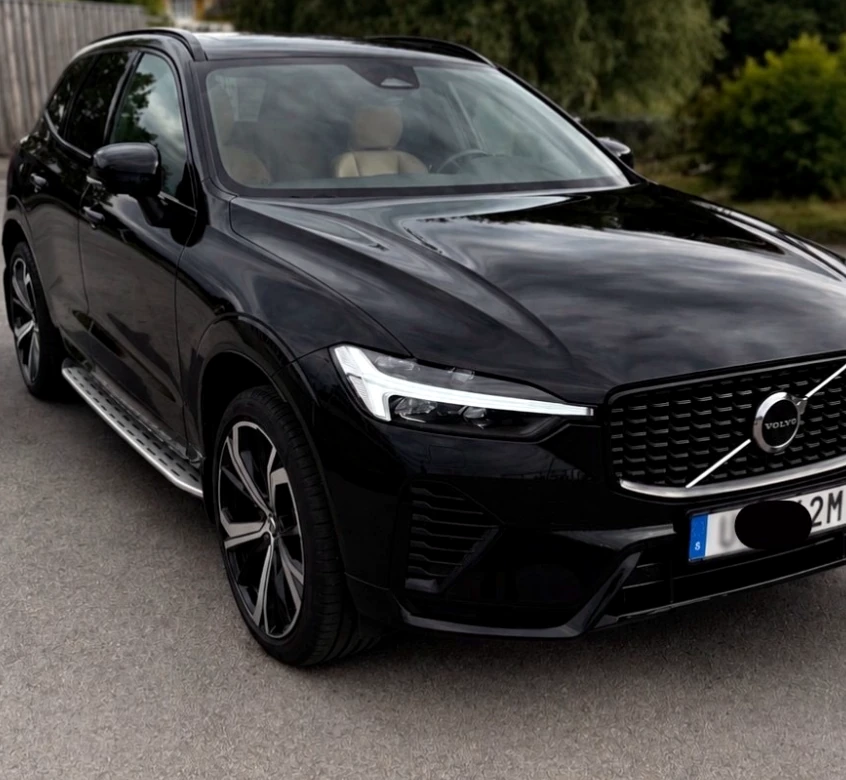 Mörk SUV framifrån efter utvändig bilvård