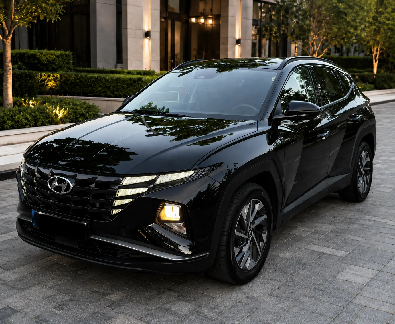Skinande ren svart SUV i kvällsljus efter bilvård av JC Auto Detailing